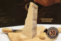 Parmigiano Reggiano - Stagionatura 30 MESI - Pezzatura da 500 gr Parmigiano Reggiano - Stagionatura 30 MESI - Pezzatura da 500 gr
