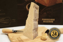Parmigiano Reggiano - Stagionatura 24 MESI - Pezzatura da 250 gr Parmigiano Reggiano - Stagionatura 24 MESI - Pezzatura da 250 gr