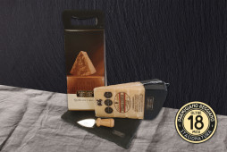 CONFEZIONE TRADIZIONALE con COLTELLINO Parmigiano Reggiano - Stagionatura 18 MESI - 1kg CONFEZIONE TRADIZIONALE con COLTELLINO Parmigiano Reggiano - Stagionatura 18 MESI - 1kg