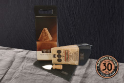 CONFEZIONE TRADIZIONALE con COLTELLINO Parmigiano Reggiano - Stagionatura 30 MESI - 1kg CONFEZIONE TRADIZIONALE con COLTELLINO Parmigiano Reggiano - Stagionatura 30 MESI - 1kg