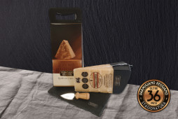 CONFEZIONE TRADIZIONALE con COLTELLINO Parmigiano Reggiano - Stagionatura 36 MESI - 1kg CONFEZIONE TRADIZIONALE con COLTELLINO Parmigiano Reggiano - Stagionatura 36 MESI - 1kg