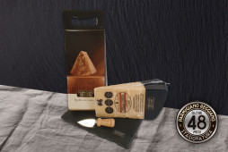 CONFEZIONE TRADIZIONALE con COLTELLINO Parmigiano Reggiano - Stagionatura 48 MESI - 1kg CONFEZIONE TRADIZIONALE con COLTELLINO Parmigiano Reggiano - Stagionatura 48 MESI - 1kg