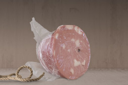 MORTADELLA - Peso di ca. 0,700 Kg MORTADELLA - Peso di ca. 0,700 Kg