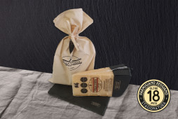 SACCHETTO IN STOFFA con COLTELLINO Parmigiano Reggiano - Stagionatura 18 MESI - 1kg SACCHETTO IN STOFFA con COLTELLINO Parmigiano Reggiano - Stagionatura 18 MESI - 1kg