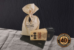 SACCHETTO IN STOFFA con COLTELLINO Parmigiano Reggiano - Stagionatura 40 MESI - 1kg SACCHETTO IN STOFFA con COLTELLINO Parmigiano Reggiano - Stagionatura 40 MESI - 1kg